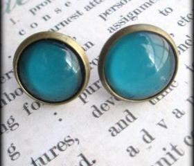 Teal blue round post earrings.Vintage style.Antiqued brass.Blue.Trendy.Summer style.Post earrings.Earrings.